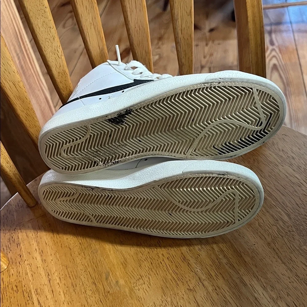 Nike Blazer Mid 77 Shoes White w/Black Swoosh Vintage Retro Style  Size 6